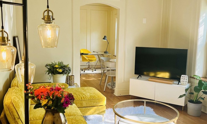 Highland Park Apartamento | Clean, Quiet, Secure, with Beautiful Park Views - 1 bedroom plus den in Rivinia