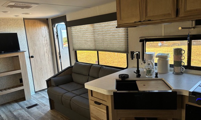 Pawnee County Casa | Clean, Relaxing Camper In The Pawnee Countryside.