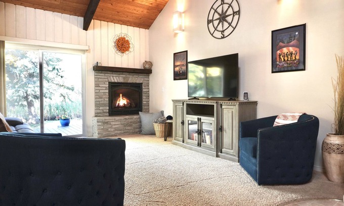 Sandpoint Condominio | Clean Sandpoint condo in quiet lakefront community w/ pool, tennis courts