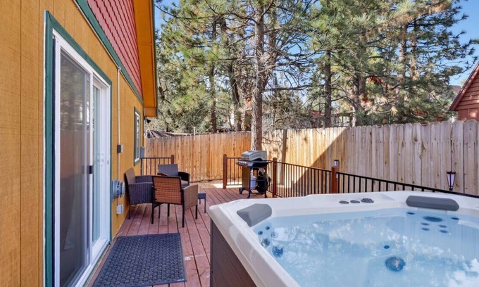 Sugarloaf Chalet De Esquí | Clean Slate by Big Bear Vacations | Hot Tub | Pets Welcome | Fenced | Minutes To Activities