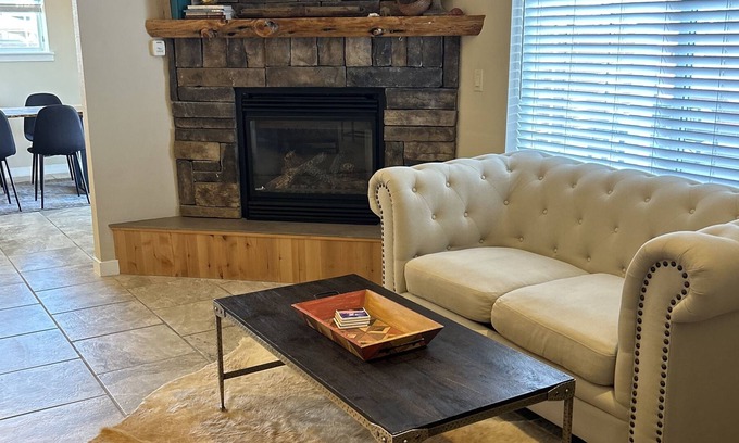 Redmond Casa | clean, stylish, relaxing home with hottub and fenced in backyard