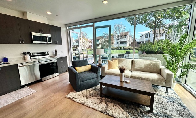 Point Loma Heights Apartamento | Clean & stylish with exclusive patio, king bed, secured parking, by the beach