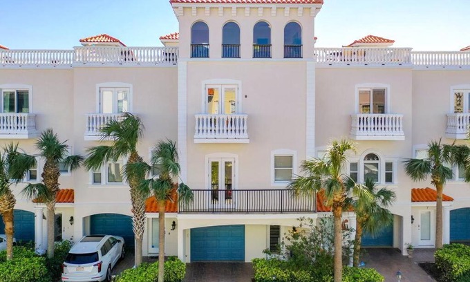 Clearwater Beach Casa | Clearwater Penthouse 5 min Beach walk Heated Pool