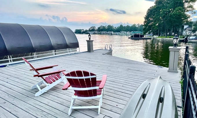 Walden on Lake Conroe Casa | Clemens' Cottage - Lakefront Bungalow on Lake Conroe w/ Private Dock & Boat Slip