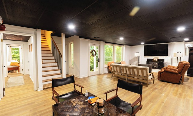 Clemson Apartamento | Clemson 3BR Family-Friendly Near Stadium with 75” TV and Indoor Putt Green