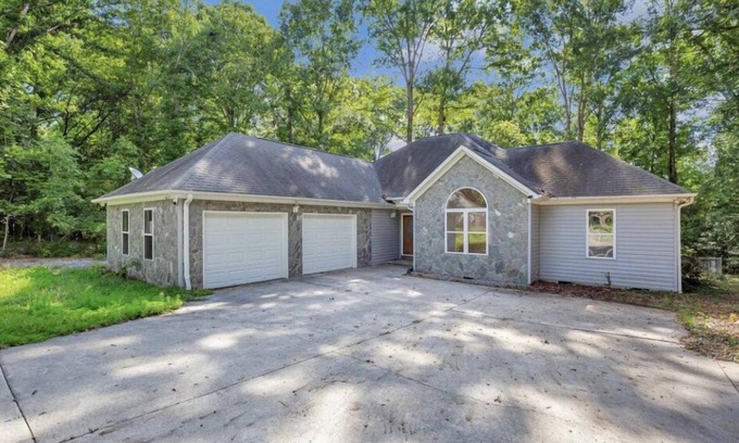 Townville Casa | Lake Hartwell Clemson Football Games Retreat - Sleeps 12