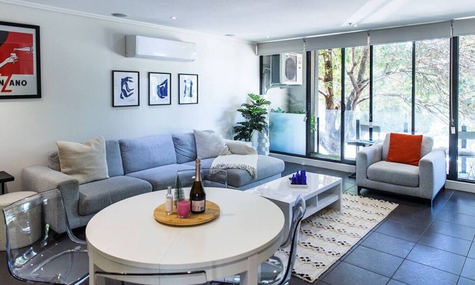 South Melbourne Apartamento | Cleo, Indoor pool and gym. Central location