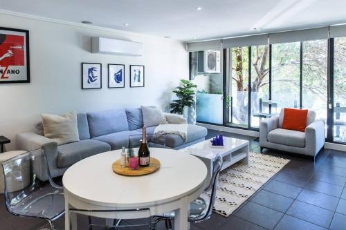 South Melbourne Apartamento | Cleo, Indoor pool and gym. Central location