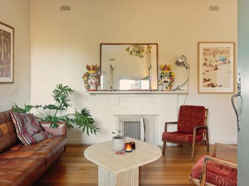 Kew Apartamento | Cleopatra Villa Inspired Art Deco Apartment