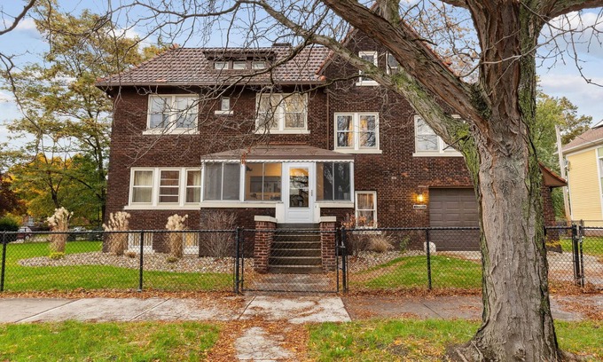 Cleveland Casa | Cleveland Castle- Unbeatable proximity to CWRU, UH, & The Best of the East Side