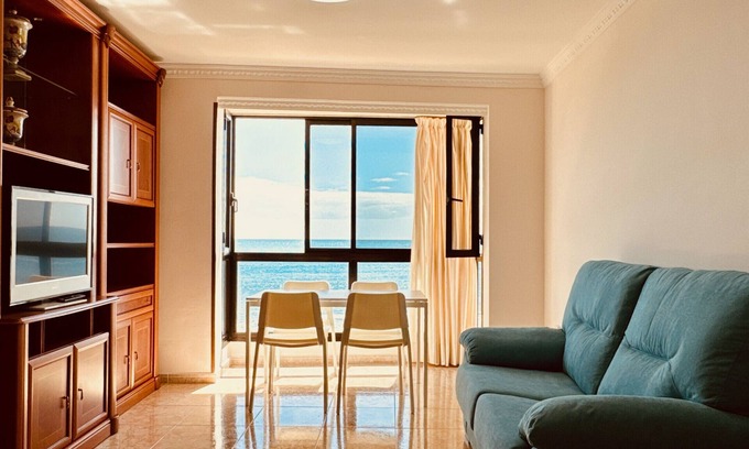 Playa de Arinaga Apartamento | Click&Guest - Bright Sun House with Sea Views