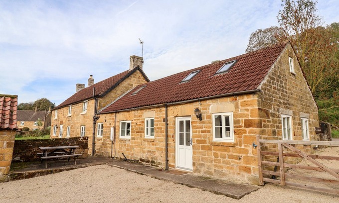 Scawton Casa | CLIFF COTTAGE, pet friendly, character holiday cottage in Thirsk