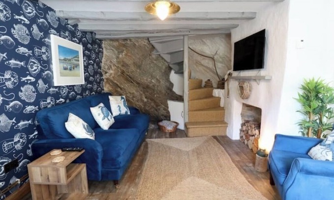 Looe Cabaña | Cliff Face in Living Room! Beach 1 Min. Looe
