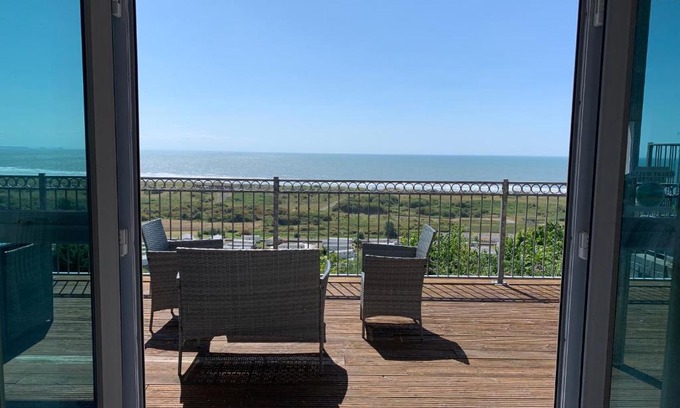 Pendine Apartamento | Cliff Haven- Spectacular sea views from balcony, pets go FREE
