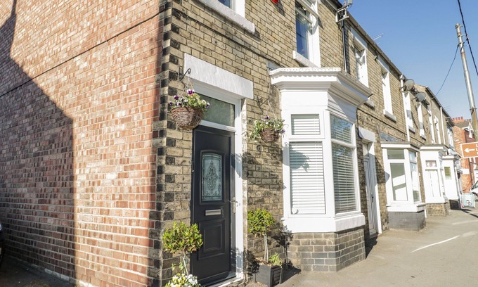 Loftus Cabaña | CLIFF HOUSE, pet friendly, character holiday cottage in Loftus