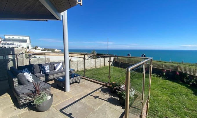 Saltdean Casa | Cliff Top Heights-Beach front house near Brighton