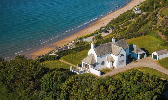 Nefyn Casa | Cliff Top is a refined coastal retreat where luxury meets laid-back living. With panoramic sea views, elegant interiors, and direct access to the beach below, this is the kind of place where time slows and every detail is designed for comfort & ease.