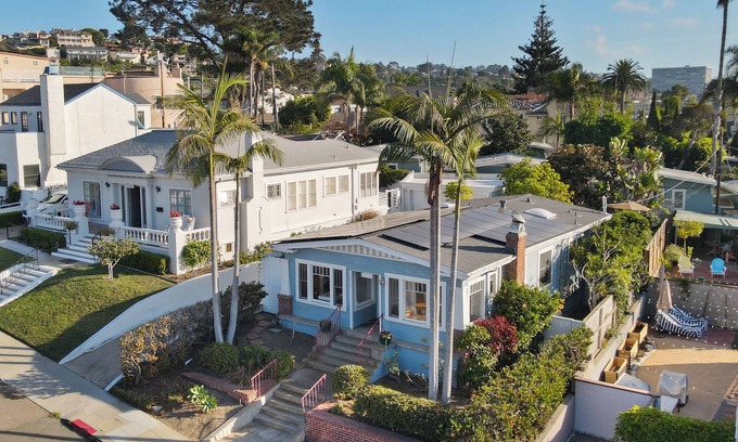 Village of La Jolla Casa | Cliff View by AvantStay | Hot Tub + Fire Pit | 1 block from Downtown La Jolla