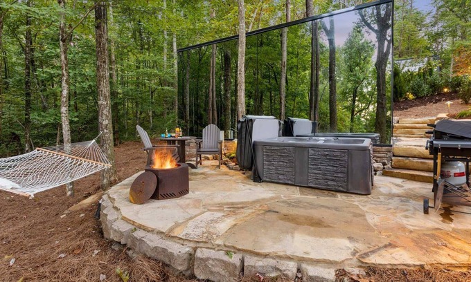 Lupton City Cabina | Cliffside Mirror Cabin
