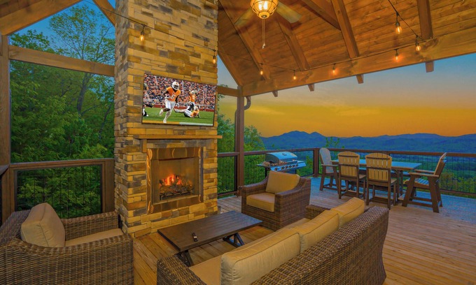 Gatlinburg - Pigeon Forge Cabina | Cliffside Scenic Splendor: Indoor Pool, Mtn Views, Theater, Games, Hot Tub, Wifi