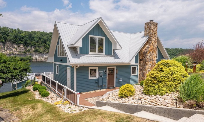 Ingles Casa | Cliffview Lakefront Retreat! Huge Dock, Floating Dock, Fire Pit, Multiple Patios