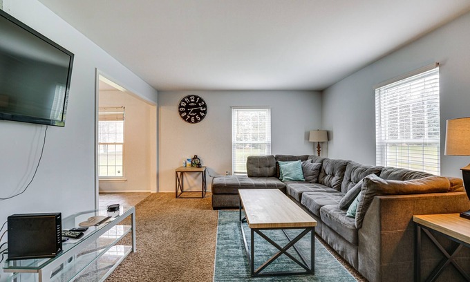 Clinton Township Condominio | Clinton Township Condo Near L'anse Creuse Bay!