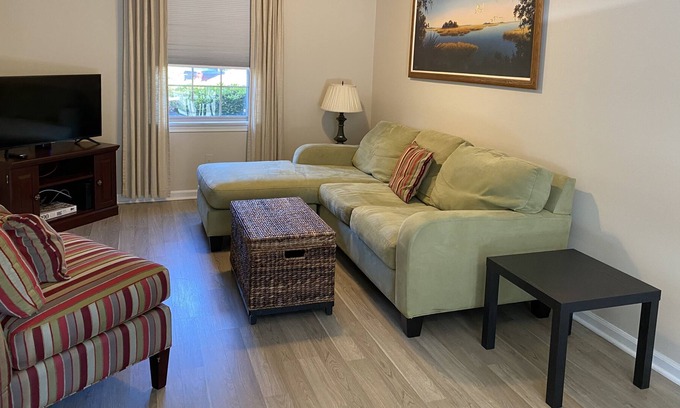 Seven Oaks Condominio | Cloister’s 1Br End Unit Condo