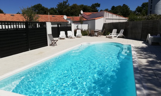 Rivedoux-Plage Cabaña | CLOS DES PINS **, casa de campo para 4 PERSONAS, 2 DORMITORIOS, PATIO PRIVADO, PISCINA