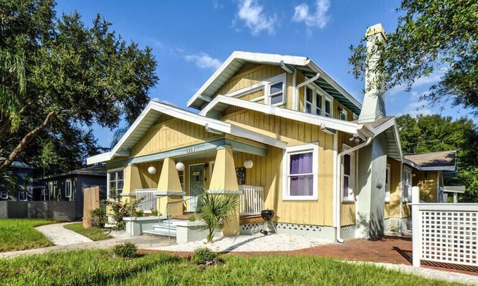 Crescent Lake Casa | Close 2 North shore DT, art, events + more! w/2Bikes