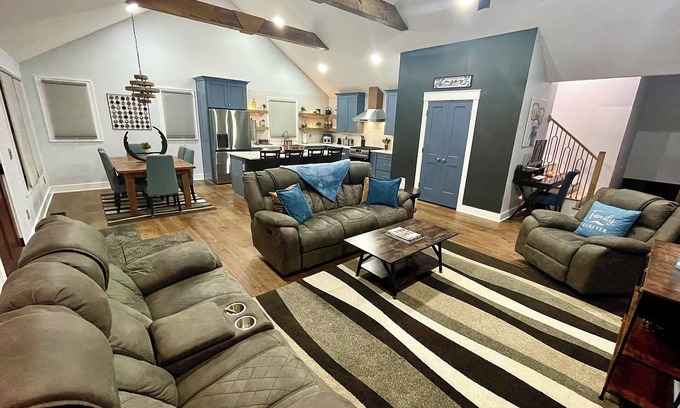 Eastwood Casa | Close To All The Action!
