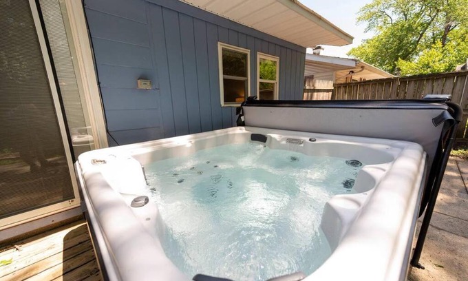Michigan City Apartamento | Close to Beach, Hot Tub, Pet Friendly, Firepit