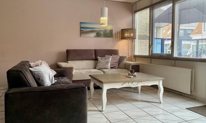 Petten Casa | Close to beach, spacious city centre flat, 2 bedrooms, WiFi, washing machine