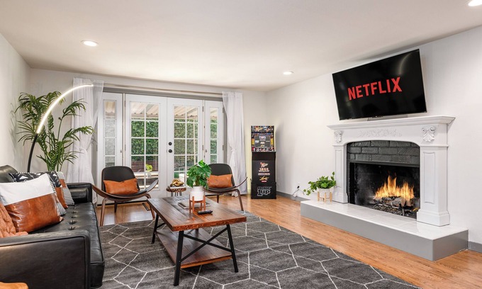 Fullerton Casa | CLOSE to Disney Cozy 4BR Entertainer + Arcade