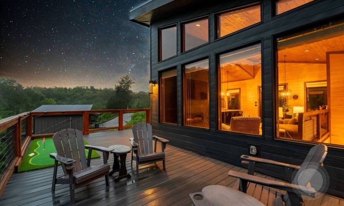 Sevierville Cabina | Mountain Luxury! Pickleball, Put-Put, Hot Tub!