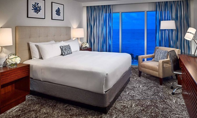 East Fort Lauderdale Hotel | Close to Downtown Fort Lauderdale! Ocean View! Parking, Pool, Pets Allowed!