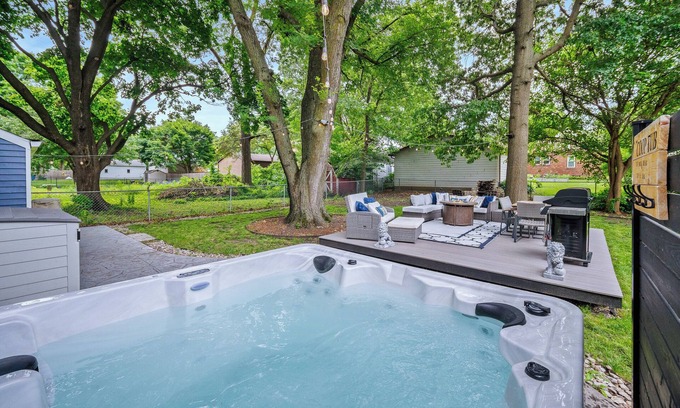 Waveland Park Casa | Close to Drake/Downtown - Filled With Amenities, Pet Friendly, Hot Tub, Theater!