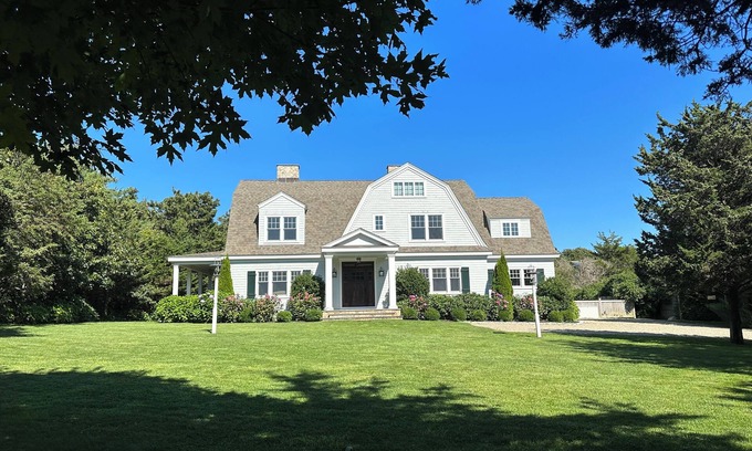 Katama Casa | Cerca del pueblo y las playas de Edgartown Nueva Colonial holandesa personalizada con piscina