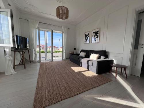 Nazare Apartamento | Close to Everything Bright Modern Apartment