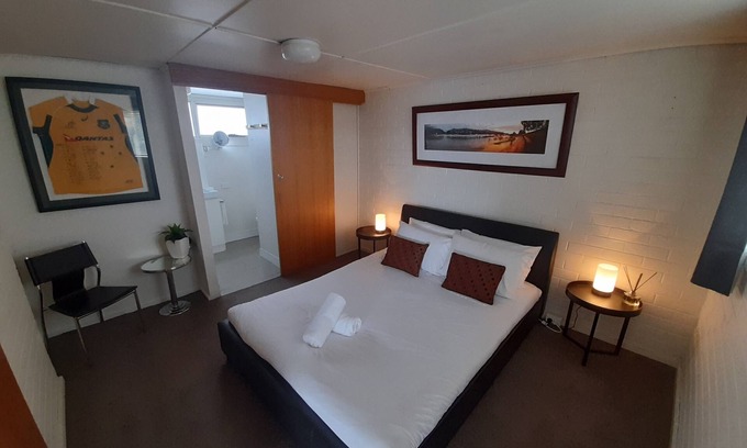 Trevallyn Casa | Close to everything, restaurants, supermarkets, and nature walks.