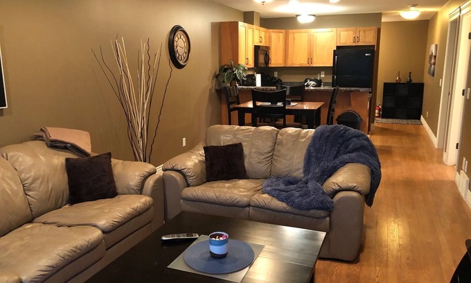 Sicamous Condominio | Close to everything: shopping, beach, boating, hiking, golfing or just relaxing!