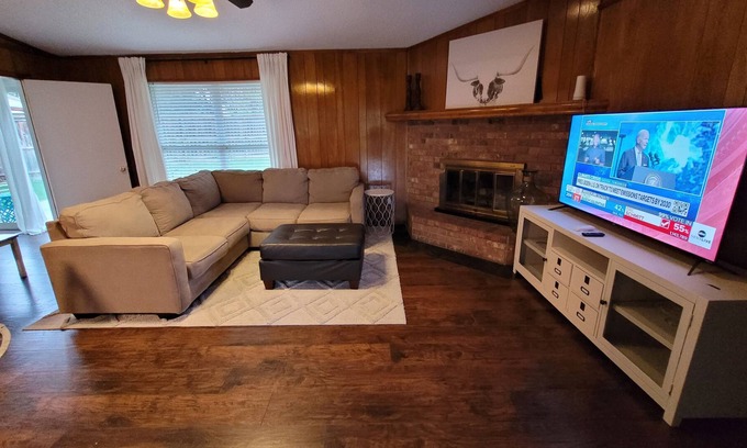 Northeast Carrollton Casa | Close to everything - Family friendly