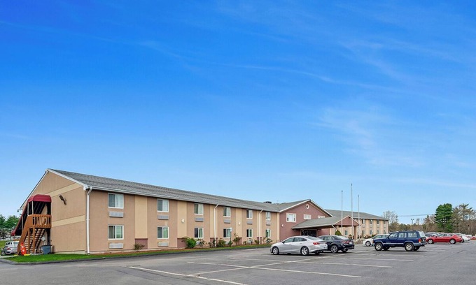 Foxboro Casa | Close to Gillette Stadium! Unit with FREE Breakfast and FREE Parking!