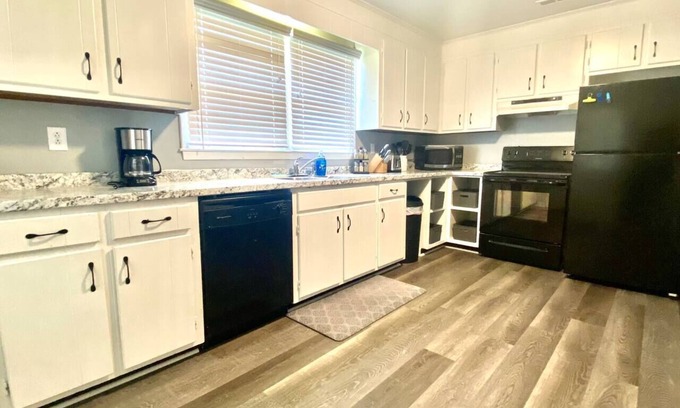Hickory Casa | Close to Hickory, 3br 1.5ba Carport and free cable TV!