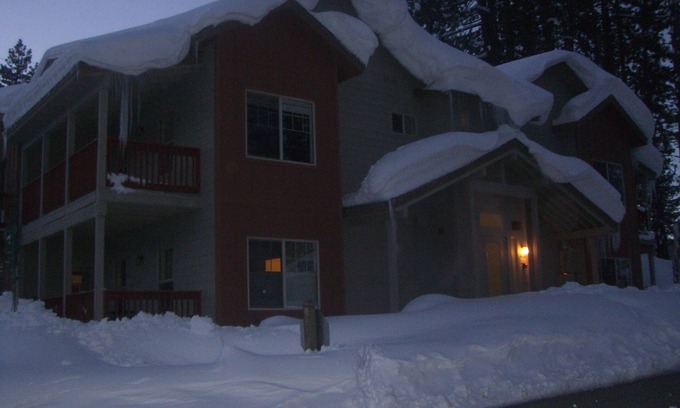 Truckee Apartamento | Close to highway and downtown. Equi-distant to major resorts