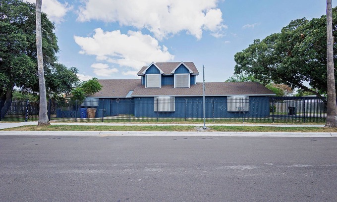 Bay Area Casa | Close to hospitals/shopping centers/parks/ beaches