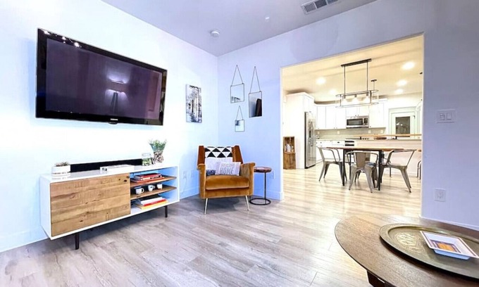 Central Sacramento Casa | *Close to Hospitals*Secure Yard*Midtown*Driveway Parking*