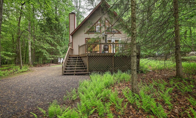 Locust Lake Village Cabina | Close to Lake-Firepit-Hot Tub- Casinos-Fireplace- Kayaks-Bikes
