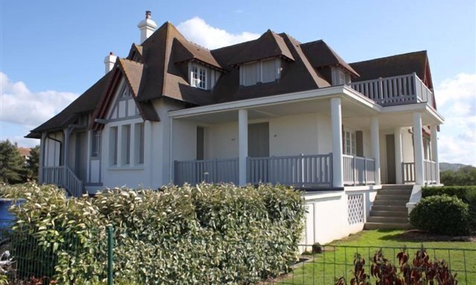 Deauville Villa | Cerca de playas, la Villa Namouna en Deauville ofrece una hermosa vista del mar,