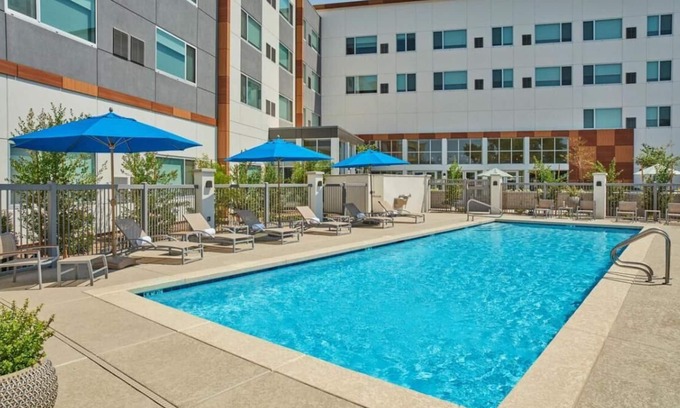 Williamsburg Casa | Close to Local Attractions! 4 Spacious Accommodation | Free Breakfast + Pool