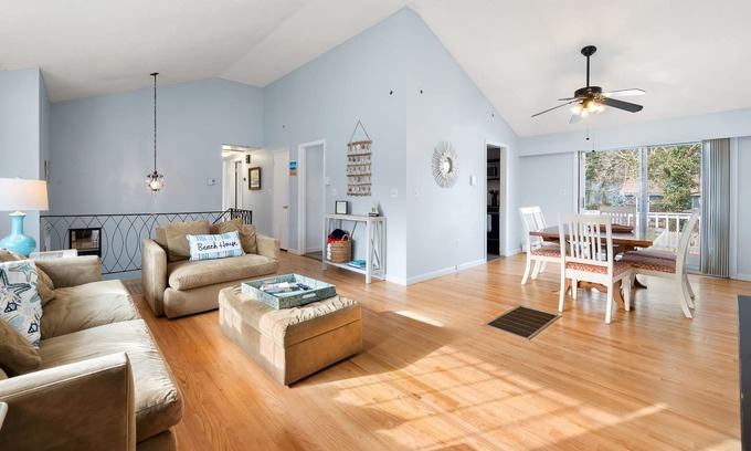 New London Casa | Close to Mystic, Stonington, Westerly. Room for everyone. 3 mins to Ocean Beach.